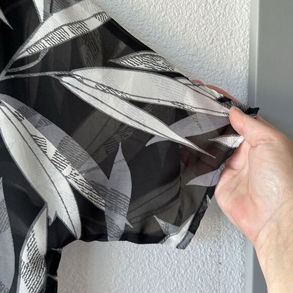 Banana Republic Sheer Short Sleeve Blouse Leaf Pattern Black Women’s Size Large - Picture 12 of 12